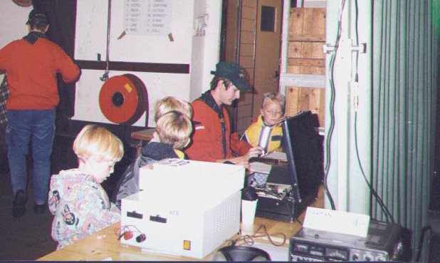 De jonge scouts in verbinding...